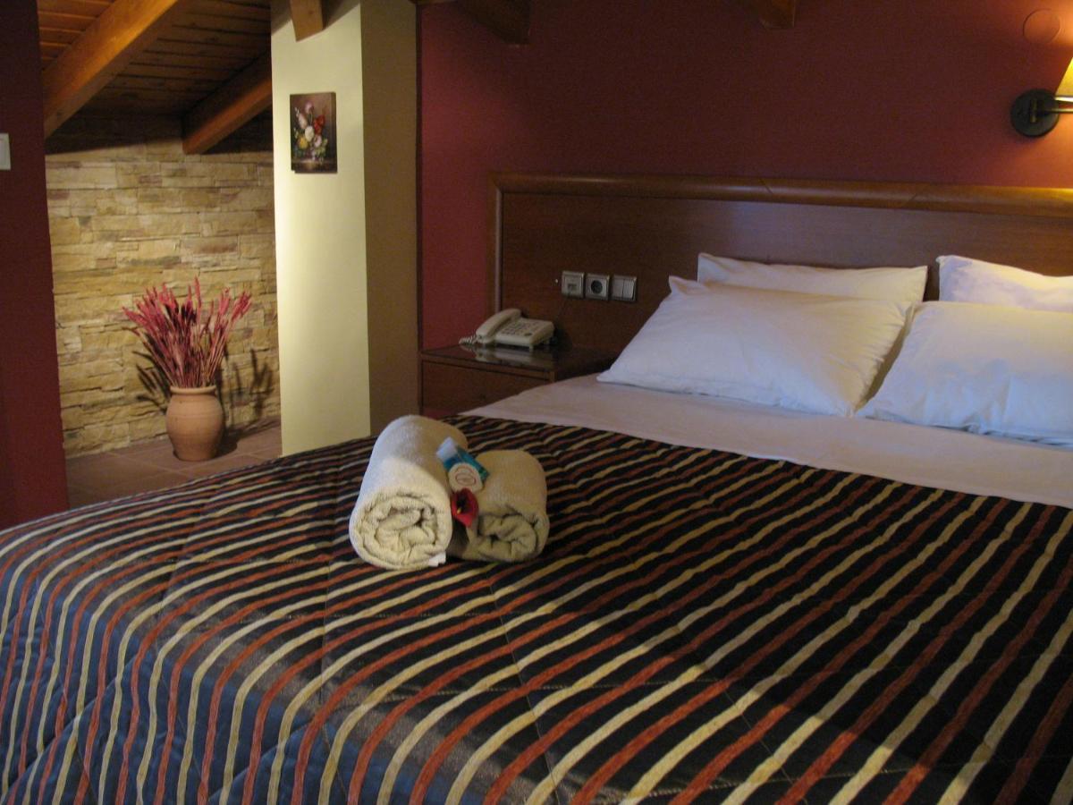 Hotel Prigipikon Suites And Sofites Loutra Ipatis Exterior foto